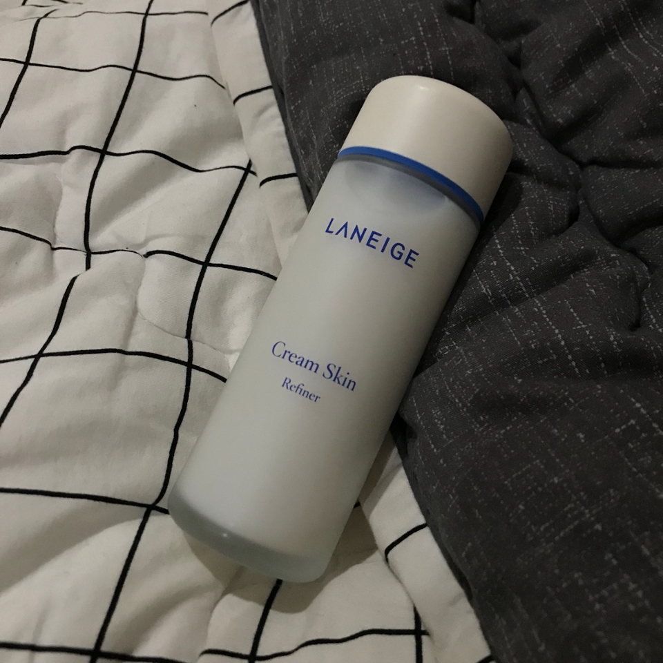 포장을 벗겨보니 병은 고급져요!
나름 라네즈니께요....
약간 엄마 화장대에 있을거같은 비쥬얼쓰....
그리고 크림스킨이라고 크림색이에용... 녜..그렇슴다..
