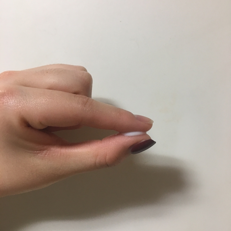 제품은 끈적임이 없고 매우 가벼운 타입이라