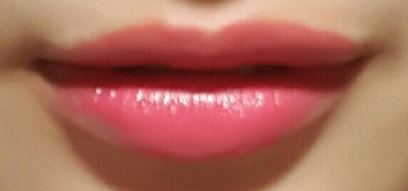 ♡맥 미네랄라이즈 레이디앳플레이♡
친구 입술색이 너무 이뻐서 저도 따라 산 색인데 친구는 정말 붉게 발색이 됐었지만 전 분홍끼가 강하게 돌더군요 ㅜㅜ!! 텍스쳐는 크리미하면서 정말 촉촉합니다 ! 어머니께도 선물해드렸었는데 건조하시면 막 바르시더라구요