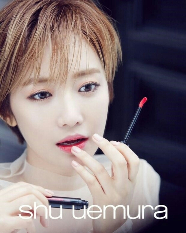 포인트는! 동그란 눈이면서 뒷부분과 눈앞머리를 빼주어 긴 눈매를 만드는 화장이더라구요~ 이 메컵 정말 예쁘니 한 번 해보셔요~^^