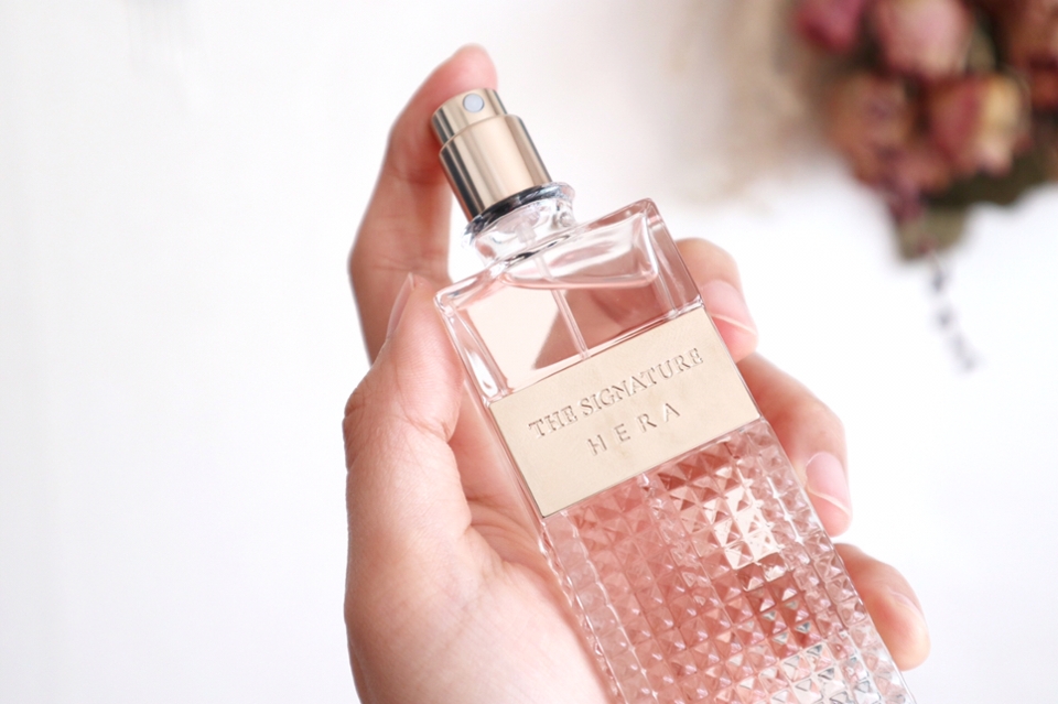 향은 헤라의 브랜드 이미지와 상당히 닮았어요
헤라를 떠올리면 전 뭔가 강인하고 당당한 여성이 떠오르는데 그런 여성에게 잘 어울릴 것 같은 향이에요

처음엔 플로럴 향이 강하게 풍기다가 머스크향이 같이 나고 잔향으로는 머스크 향이 남아요

완전히 머스크도 플로럴도 아니라 묘한 매력이 있답니다 ❤️