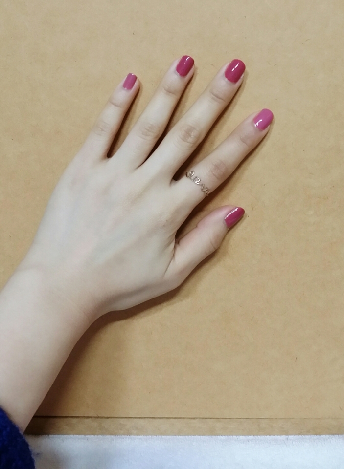 
진한색이 센슈얼로즈고,
연한게 브릭핑크와소울로즈레드 섞은거에요~

확실히 센슈얼로즈가 손을 하얗게 만들어주고
마르살라 색감으로 예쁘죠><


