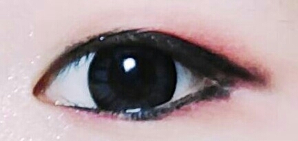 삐뚤빼뚤하게 라인을그려주시고 삼각존과 애굣살안쪽점막과 동공밑에 원을그려주시고 언더를 쫙~!이어주세용(그림대로해주심되요😊)