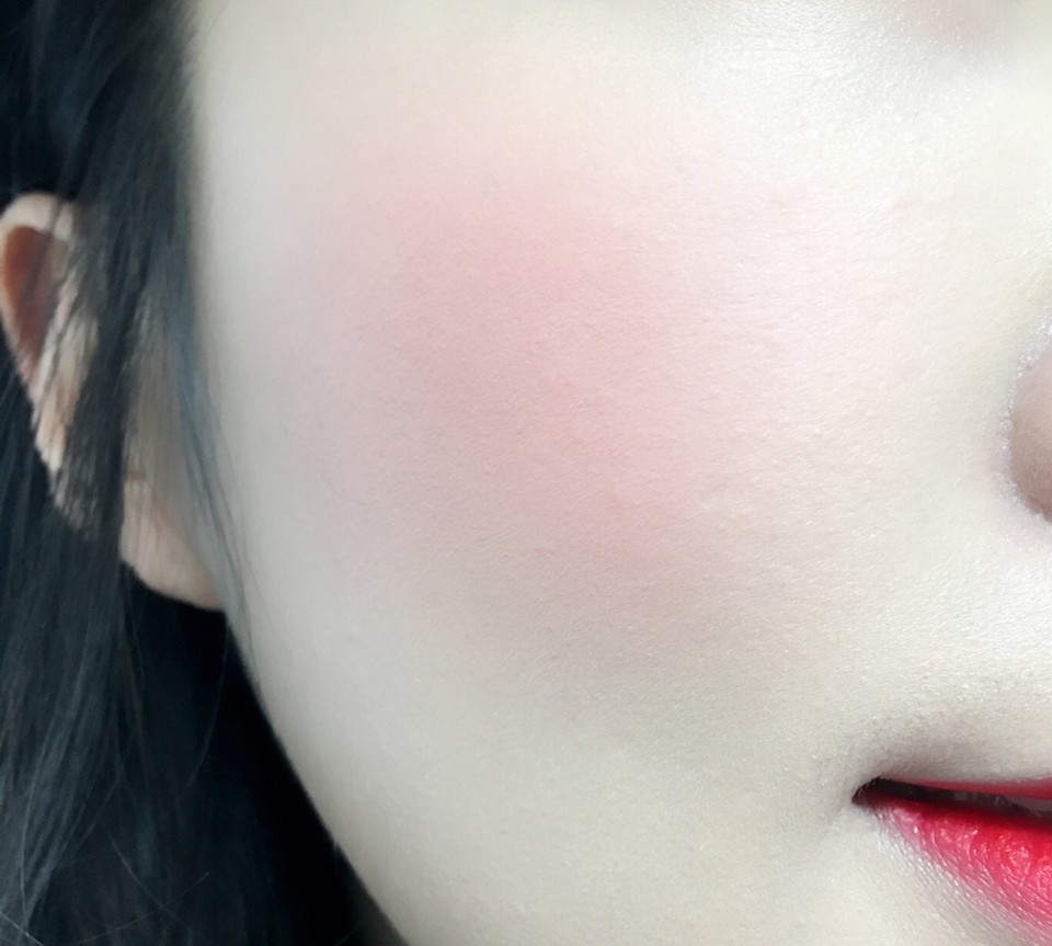 *정확한 발색을위해 여러번 발색했습니다*
보송한 마무리감이 정말 최고예요👍
본통에서 보기엔 톤다운된 느낌이여서 얼굴에 사용하면 칙칙하진않을까 했는데 그런느낌 전혀 없습니다~
연하게바르면 예쁜 핑크코랄! 진하게바를수록 붉은느낌이 올라오는 색상 입니당