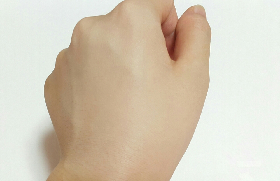 손등에 테스트해보았는데,
뭉침없이 커버력이 우수하게 펴발라졌어요~

특히 퍼프가
내용물을 먹지 않고 피부에 제형을 전달해줘서
더욱 고르게 커버력을 높여주는거 같더라구요~