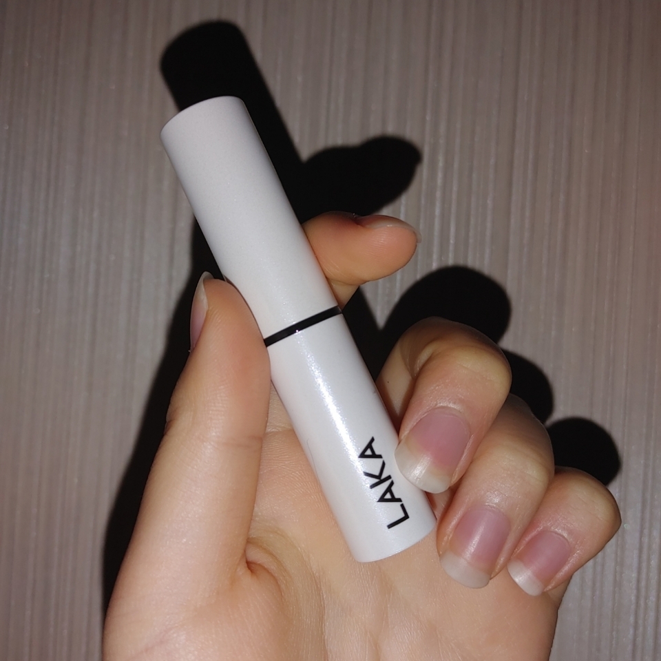 LAKA 라카 립스테리 11호 해리

Price : 22000 , 4.5g

-

유리알처럼 빛나는 컬러 피그먼트가 
매끄럽고 촉촉하게
밀착되는 쉬어 립스틱

: 산뜻한 발림성
: 립밤을 잊게하는 그렇지만 오일리하지않은 적당한 촉촉함
: 반투명 피그먼트로 선명감을 조절하기 쉬운 컬러감
: 향에 대한 모두의 취향을 존중하는 무향