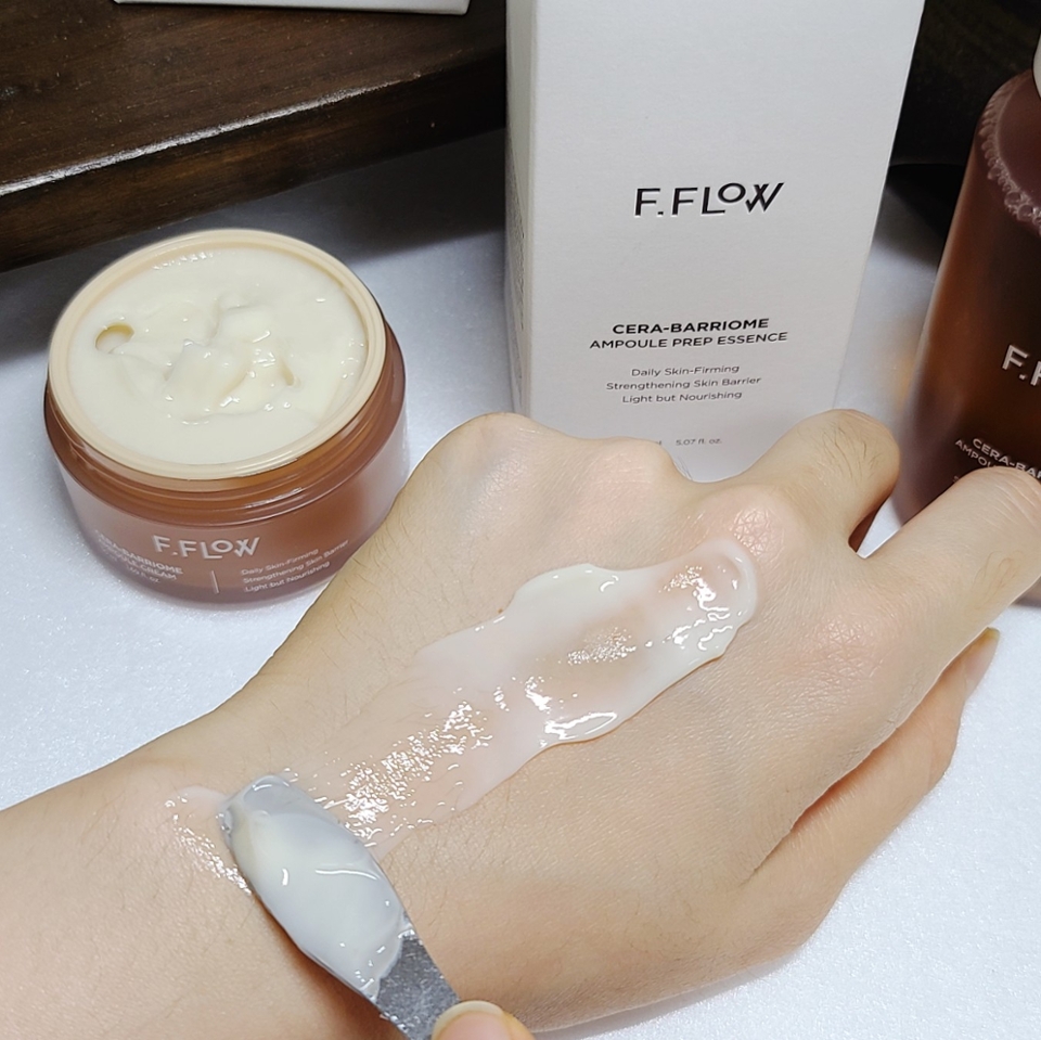 체온과 만나면 피부를 매끄럽게 감싸며 녹아드는 부드러운 사용감!

​

요 아이도 에센스와 마찬가지로 비건 포뮬라에 알레르기 성분 없이 순둥한 저자극 제품이에요

