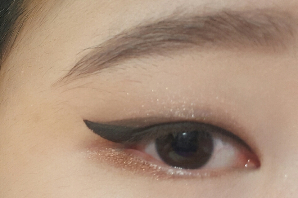 눈 밑 끝에서 중앙까지 에뛰드의 시빼테를 발라줬어요