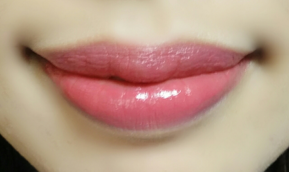 풀립하면 더 예쁘고
제피부엔 핑크코랄로 발색이돼서 더 좋았어요
거울보면 환해보여서 진심 잘샀다고 생각해요!