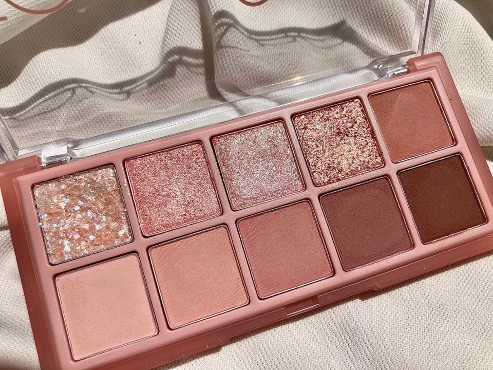 완쪽부터 
글리터 피크•화이트, 블루, 퍼플색상의 육각펄

로지 글로우•핑크, 블루 색상의 쉬머 펄

선샤인 핑크•베이비 핑크 베이스의 화이트 펄

골드 스파클•화이트, 골드, 레드색상의 펄

레디쉬 소일•음영 주기 좋은 붉은빛의 핑크색상

스킨버드•베이스로 바르기 좋은 핑크빛 베이지색상

버드 베이지•베이스로 바르기 좋은 스킨톤의 베이지 색상

무드 로즈•음영으로 쓰기 좋은 톤 다운 된 장미빛색상

소프트 모브•음영 주기 좋은 차분한 핑크 모브색상

솔리드 브라운•음영으로 쓰기 좋은 붉은빛 딥 브라운
색상입니다:)

(위 설명들은 롬앤 공식 홈페이지 설명을 참고하여 작성하였습니다:D