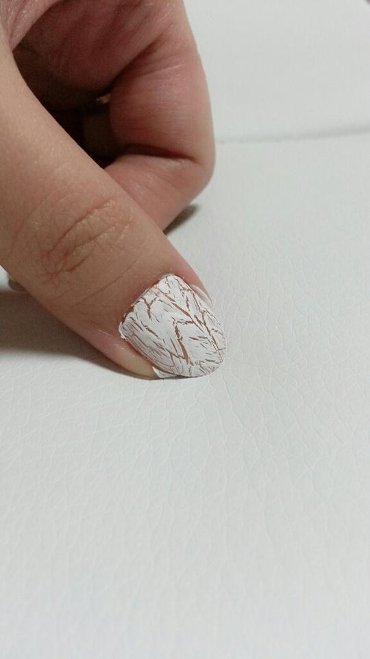 - 그 위에 크랙네일을 /  ＼ 지그재그방향으로 “한번씩만” 펴발라주세요. 사진찍는동안에 벌써! 다 마르고 모양이 나오는 속도 LTEㅋㅋㅋ  