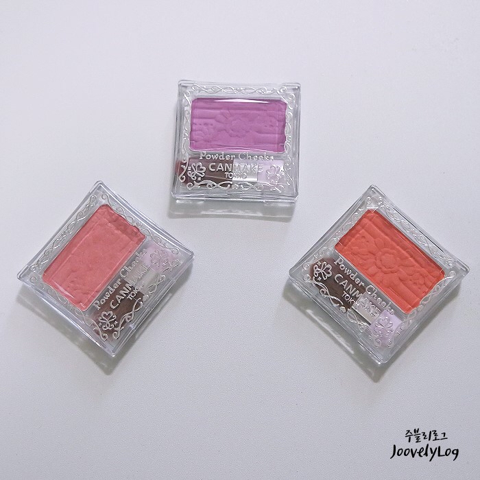 왼쪽부터 PW23  |  PW25 슈가오렌지  |  PW39 스미레퍼플 

​

가지고 있는 캔메이크 블러셔 컬러에 대해 간단하게 말씀드리자면,
PW23은 채도가 낮고 적당히 흰끼가 도는 코랄 핑크로 누구나 무난하게 사용하기 좋은 컬러에요!
PW25 슈가오렌지는  홍조나 붉은 끼가 있는 피부한테는 비추하지만 
펄감이 도는 상큼한 오렌지 코랄 발색이 매력적인 컬러에요!
저는 이 세가지 컬러 중에 스미레 퍼플에 가장 많이 손이 가서 애정템으로 뽑고 있어요!
가성비 좋은 연보라빛 블러셔 캔메이크 파우더 치크 PW39 봄 블러셔로 강력추천해드려요!
-
PW23 리뷰도 올려두었으니 궁금하신 분들은 검색해주세용! : )
