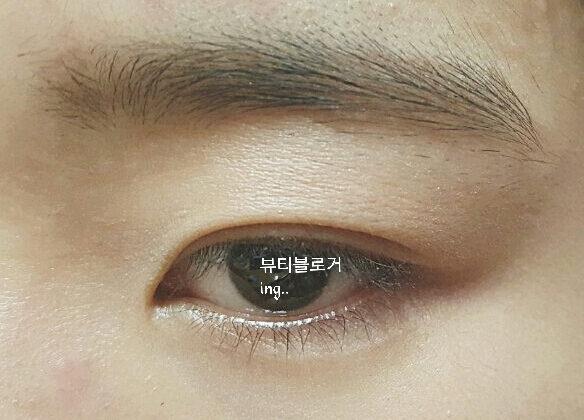 베이스섀도우인 티로즈를  아이홀까지 한번 가라줍니다.
사진은 브라운처람 보이는데 실제색상은 자줏빛과 핑크 가 섞인색이에요.

Tip.강한색이아닌 살짝 하얀느낌이 나오는 자줏빛과 얃간의 핑크가 섞인 색이면됩니다.