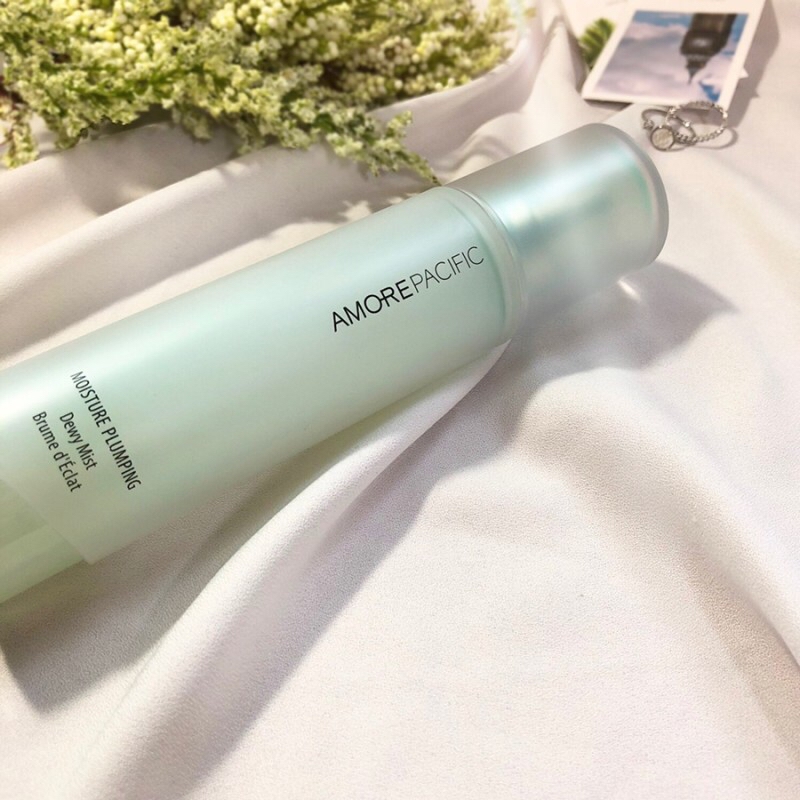 독특하게 기초제품에 플럼핑 효과를 준
아모레퍼시픽 모이스춰 플럼핑 듀이미스트입니다 :)

점점 날도 더워지고 운동할 때 얼굴이 홍당무가 되고 있어요.. 온도가 올라갈수록 여드름고 피지가 더 폭발한다고 하잖아요ㅜ

​이런 때일 수록 피부 온도를 낮춰주는 미스트가 필요하죠!
저도 뷰티엔젤이 돼서 운좋게 듀이미스트를 얻을 수 있었습니다ㅎㅎ
