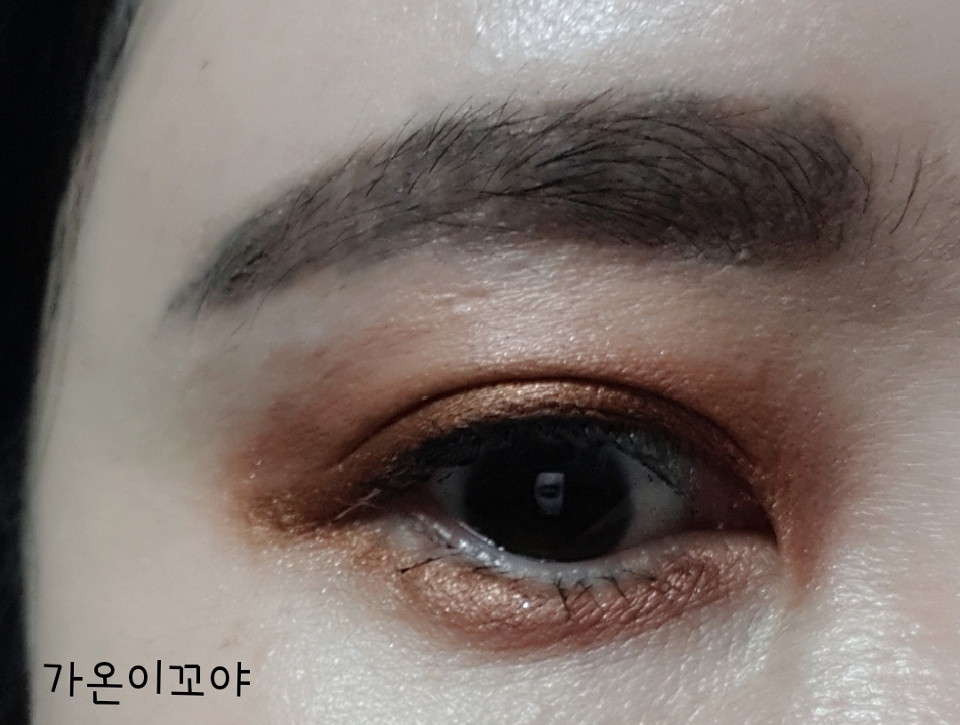 쌍커플 안쪽 라인에 최애 섀도우 시빼테를
발랐어요.색상 진짜 넘나 이뽀욤.❤

'시럽빼고 테이크 아웃'

제 팔레트 세개에 있고 힛팬이 심하게 파일 정도로 잘 찾아 쓰는 컬러예요.팔레트에 들어있는 색상 두번째/따로 구입한 것도 두번째 벌써 네번째 구입해요.ㅎㅎ