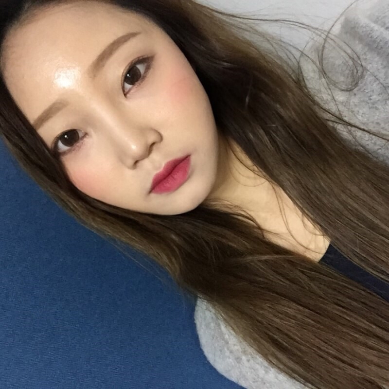 블러셔는 역시 전체샷이 색감이 젤 잘보이죵
딱 바르는 순간
아 왜 일본인들에게 베스트 1위인지 알겠다싶더라구요~
발색도 굉장히 잘되고 , 어떤 피부톤이던간에
잘 어울릴 컬러에요