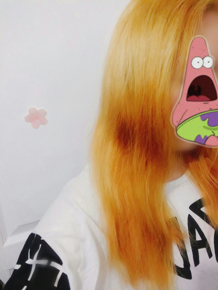 염색전 머리색이에요! 가운데 진한건 얼룩진게 아니라 머리를 묶었다 풀러서 자국때문에 음영이 생긴거에요ㅎㅎ 윗쪽은 탈색 1번, 중간부터 아래부분른 탈색 2번했습니다!