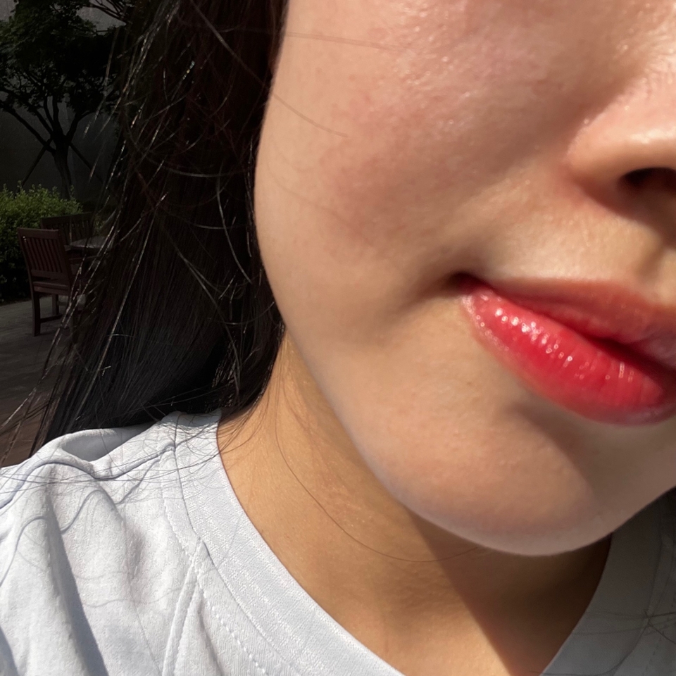 [ 25호 피부에 바른 모습 ]

​

그렇지만 얼굴에 발랐을 때

막 얼룩덜룩 백탁이 심하게 생기는

그정도의 백탁은 아니구요

그래도 확실하게 하얘지는 톤업이에요.

​

제품 자체가 얇게 발리고,

뻑뻑하지 않은데

피부에 엄청나게 촥! 밀착되서

시간이 지나면 조금더 자연스러워져요.

​

타 선크림보다

밀착력이 너무 좋고

금방 밀착되면서

처음의 수분감은 대부분 흡수되어

보송함까진 아니지만 딱 깔끔하게

묻어나지 않고 스며들어 픽스된 느낌이에요.

​
