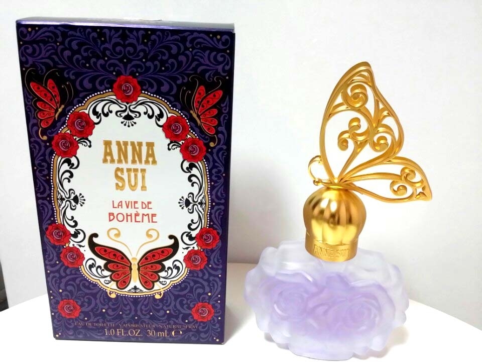 케이스 마저 예쁜 안나수이
라비드보헴 내용물 같은 경우에는 보라색의 향수라서 몽환적이다 라는 생각이 들어요
다른 향수는 핑크색이 대부분인데 보라색이다 보니 몽환적이라 빠져드네요