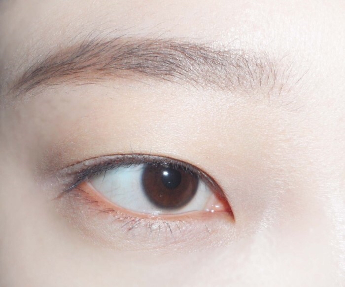 눈썹은 헤어컬러 맞춰서~~
너무 밝지않게 슥슥 그려줬어요

맨눈 준비