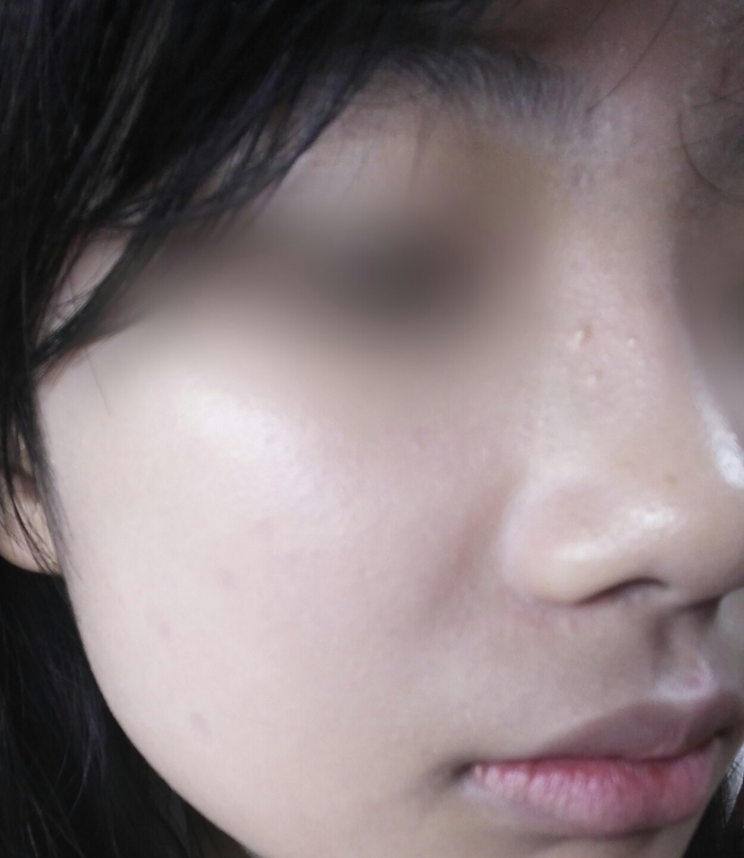 피부에 발랐더니 엄청 촉촉하면서 피부톤도 한톤 올려주더라구요! 완전 만족! 촉촉한데 지속력도 좋아요! 아무것도 안하고 가만히 있었을땐 4시간까진 가는것같아요! 커버력은 있긴있지만 조금만커버되네요ㅠ
