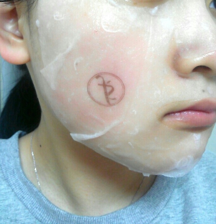아....팩 붙이고 드는 생각인데요 팩을 반대로 한 것 같네욤;; 설명서 제대로 보지도 않고...저처럼 하시면 안되욧