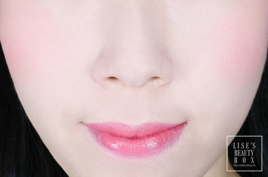 2호 베베피치입니다. 레드빛이 감도는 코랄 컬러에요.
피부톤이 약간 어두우신 분들에게 잘 어울릴 것 같아요 !
저의 개취와는 가장 거리가 멀지만 흰끼가 별로 돌지 않고 가장 무난하게 사용하기 좋은 컬러가 아닐까 해요.
