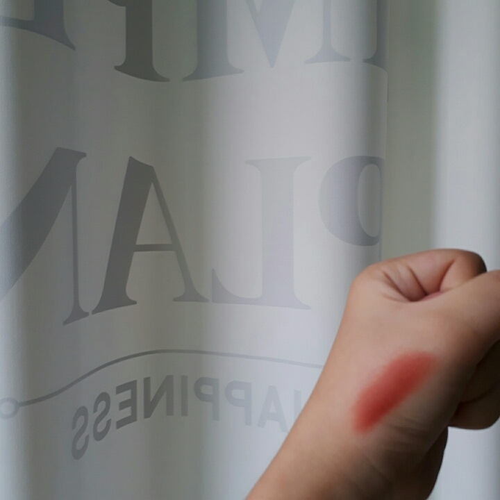 롬앤답게 각질부각이 거의 없고 사계절 내내 발라도 무리없는 컬러에요