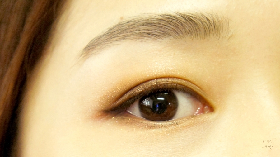 STEP 6

사용제품 : 뜨엘 스테이 포에버 젤 아이펜슬 #브라운, 더페이스샵 금색 뷰러
 
<다크스케치>색상이 너무 진하게 발렸다 싶으면 깨끗한 브러쉬로 살살 풀어주세요.
애용하는 뜨엘 브라운 아이라이너를 이용해서 눈꼬리를 올리지 않고 일자로 완성