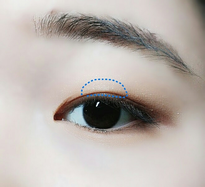 *코드클로컬러-머쉬룸브라운
금색펄섀도우를 눈두덩이 중앙에 발라주세요