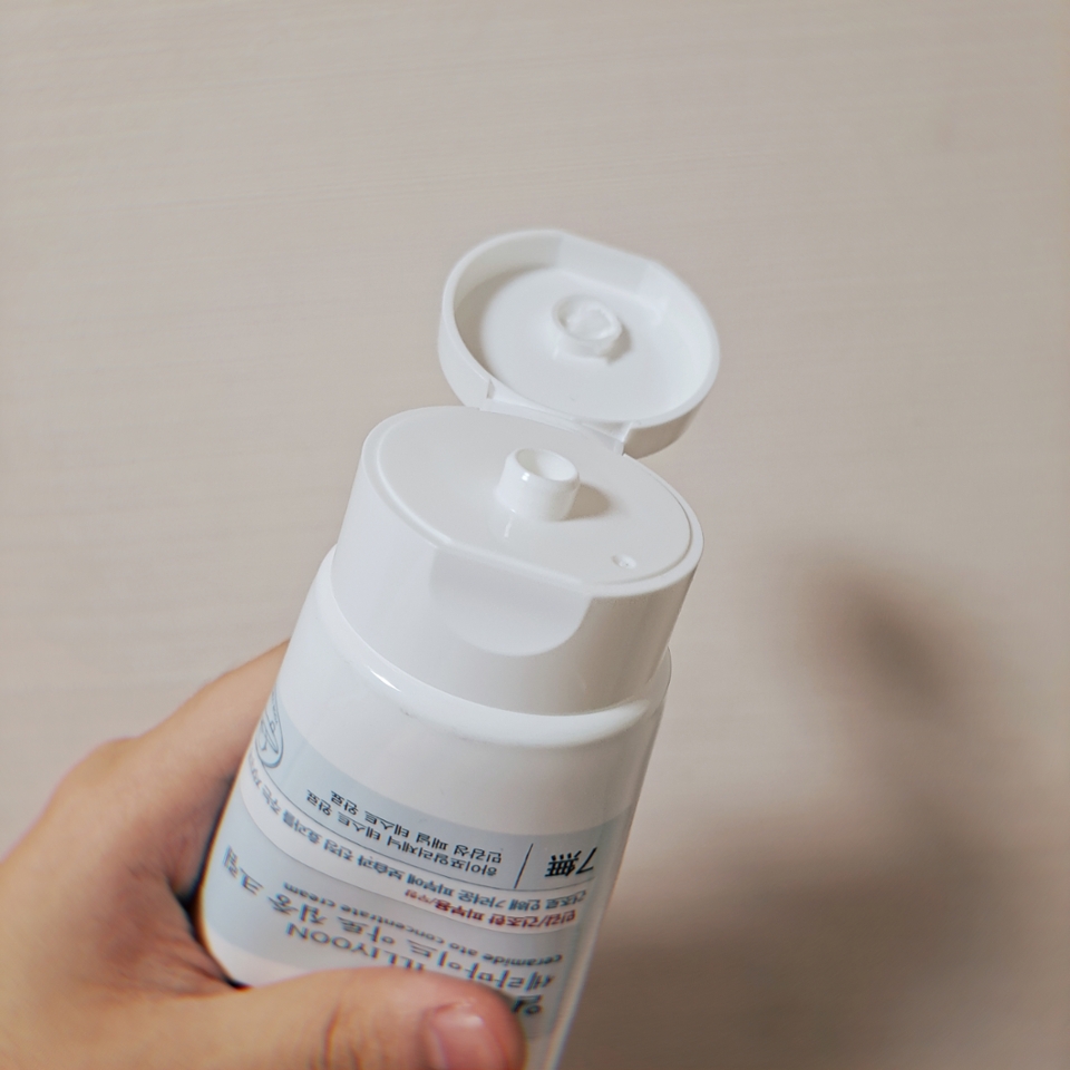 위 사진은 뚜껑을 열었을 때 모습입니다.

튜브형 모양이라 바르기 편해여, 향은 무향이라 좋습니다.

색깔은 흰색이고 양도 많고,  알갱이 같은게 들어있어용!

다음으로 바르기 전과 후 사진을 보러갈까요?(◍´ಲ`◍)
