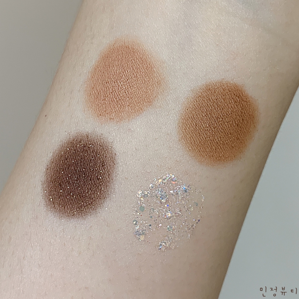 제가 셀레피트 아이섀도우 팔레트에서 이번 메이크업에 사용한 컬러들 입니다:-)

비슷한 컬러들로 준비해주시고요..!😃