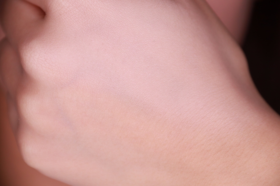 


손가 주름 사이사이를 촘촘하게 채워
매끈한 피부를 표현해주고 평소 사용하는 홋수를
선택하면 내 피부보다 한톤 화사하게 커버해요

확 다른 피부톤이 싫은 분들은 한톤 어두운 색상을
선택하셨으면 좋겠네요


