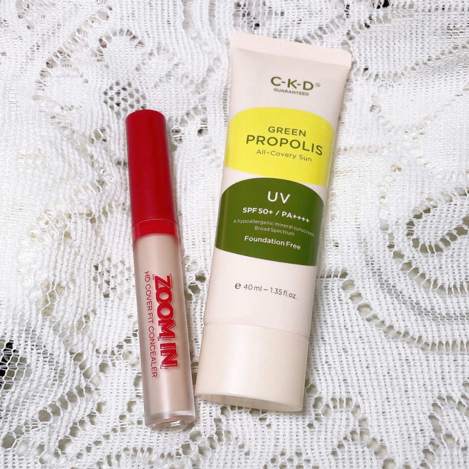 세번째 조합은요
[씨케이디의 올커버리 선과 블랙루즈의 컨실러]
* 우선, 씨케이디 선크림은 베이스 컬러의 선크림이라 사실상 톤을 균일하게 잡고,약간의 커버도 되는 편이에요!
그래서 이번 조합에서는 거의 완벽한 커버에 초점을 맞춘 베이스 조합이라 생각하시면 될 것 같아요

* 블랙루즈 줌인 컨실러는 리퀴드 컨실러고, 커버력이 정말 좋아요♥
전 갠적으로 이 컨실러가 들뜸도 없고 정말 잘 맞아서 너무 잘 사용하고 있어요. 넓은 부위에 커버해주기도 좋고, 오늘 제가 소개하는 조합에서 처럼,, 국소부위를 꼼꼼하게 커버해주는 용도로 쓰기도 좋답니다!
