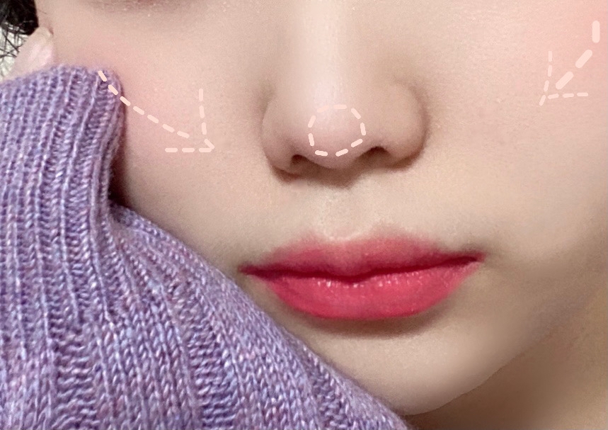 이제 파스텔 블러셔로 광대에서 부터 콧볼 높이 까지만 브러쉬로 살살 쓸어주고 남은 양으로 콧등도 동그랗게 쓸어주시면 볼만 동동 뜨지 않고 얼굴 전체가 색이 자연스럽게 이어져보여요💗

립은 문샷 플라밍고 피버 색상으로 베이스를 깔아준 후 체리콜라 색상을 덧발라서 채도를 높여줬습니다