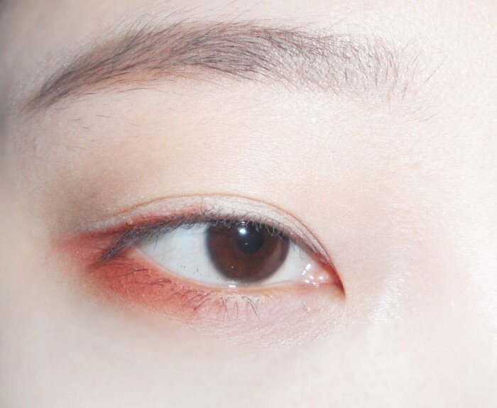  페리페라 잉크피팅섀도우 26호 단풍길산책 *

버건디빛의 벽돌브라운컬러를 이용해
언더를 먼저 잡아줬어요 !
언더에 붉은끼 낭낭하게 음영줬더라구요
