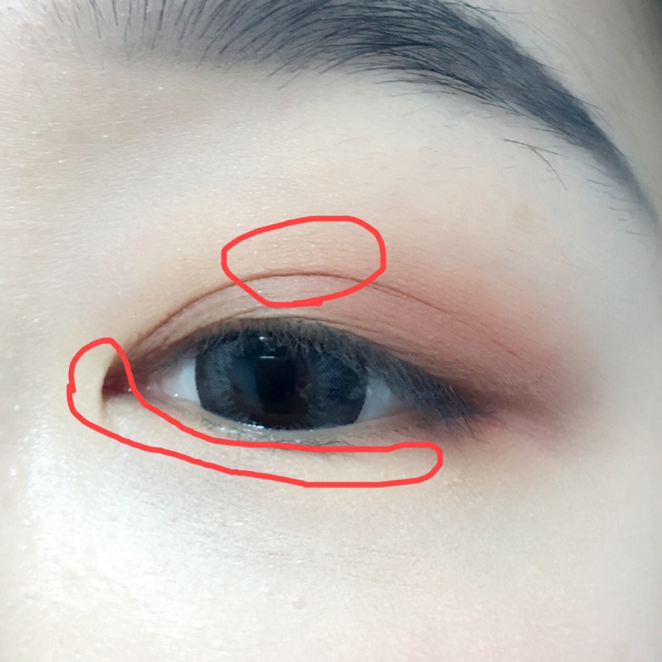 눈앞이 틔어보이고, 애교살을만들고 무펄섀도우의 텁텁함을 없애기위해 하이라이터를 저 영역에 발라줍니다!
저는 애교살+앞트임을을위해 더샘 하이라이터를 눈화장할때 꼭 써요! 세통째 쓰고 있습니다!
