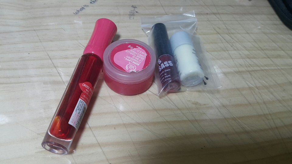 왼쪽부터 에뛰드디어달링 오렌지 레드구요
더바디샵 딸기 립밤
친구한테 받은 틴트
더페 샘플 로션입니댜