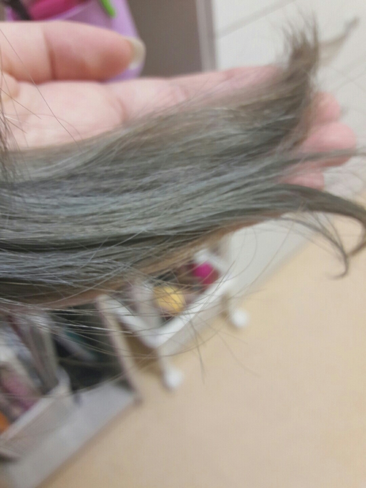 톤다운된 애쉬색 예쁘지 않나요? >ㅇ< 쌀쌀한 가을과도 잘 어울리고 시크해보이면서 셀프로 한 것같지 않은 색이예요!!!!