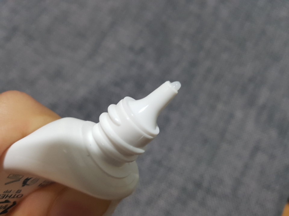 40ml는 이렇게 끝이 뾰족해서 딱 쓸만큼만 쓰기쉬어요! 양조절이 쉽다? 로 정리가 되겠네요! 이번에 대용량 나와서 한번 사봤는데 대용량은 끝이 뭉둑하게 되있어요;