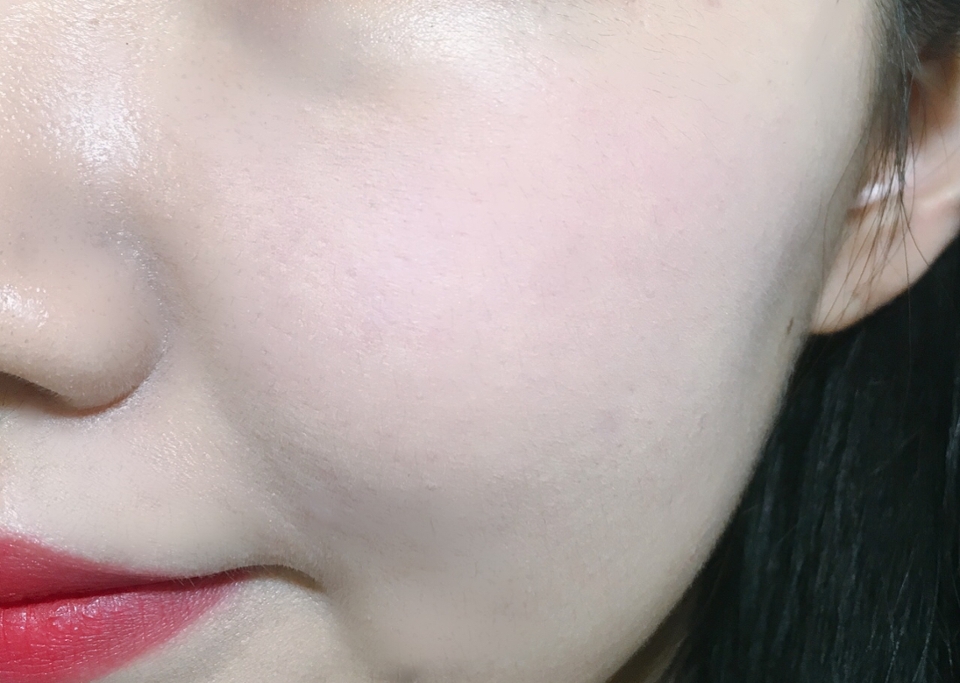 조명 앞에서 촬영한 사진이에요!

연하게 발색되는 컬러이다 보니 3번 정도 발색해주었어요! 평소에는 1~2번 정도만 발라준답니다ㅎ

제가 홍조가 심해서 너무 붉은기가 많이 돌거나, 엄한 컬러들은 자칫 더워보여서 주로 연하고, 흰끼가 많이 도는 색상들만 사용을 하는데요!

바로 요 컬러가 그렇더라구요!