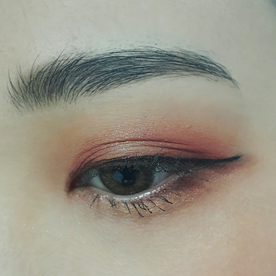 아이 메이크업의 분위기에 맞춰 블려서도 이가리 메이크업처럼 바르고, 눈중앙 펄로 발랐던 카이로를 톡톡 덧발라서 오묘해지더라구요