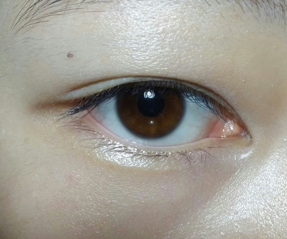 잡티없는 깨끗한 피부를 만들기위해선 자외선차단이 필수! 
선크림을 전체적르로 발라준뒤 베이스로 자연스럽게 톤업시켜 준다음 그위에 쿠션파데를 발라주세요.

사용제품✋
-아리따움 파라솔 데일리선크림 
- 더페이스샵 코튼 메이크업베이스 
-베리떼 쿠션