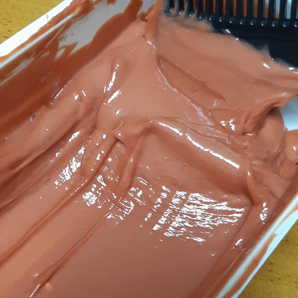 부드러워 보이는 염모제에요😃
타 염색약에 비해 섞기 전에 컬러가 버블염색약처럼
예쁘지는 않았지만 크게 중요한 건 아니니