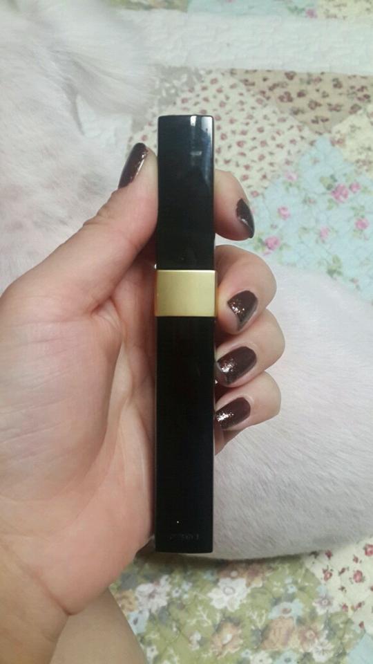 마스카라도 그렇듯 꼭대기에ㅋㅋ샤넬 로고 빼고는 골드와 검정에 심플한 케이스가 고급스럽졍