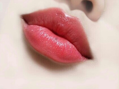 제 원래 입술이 붉은 편이여서 맑은 색상을 발라주면 조금 진하게 보이긴해요!

되게 부드럽게 발리고 색상자체가 복숭아가 떠오르게하는 그런 여성여성한 색이라 밝은톤의 피부를 가진분들께 조금더 추천드리긴합니당! 