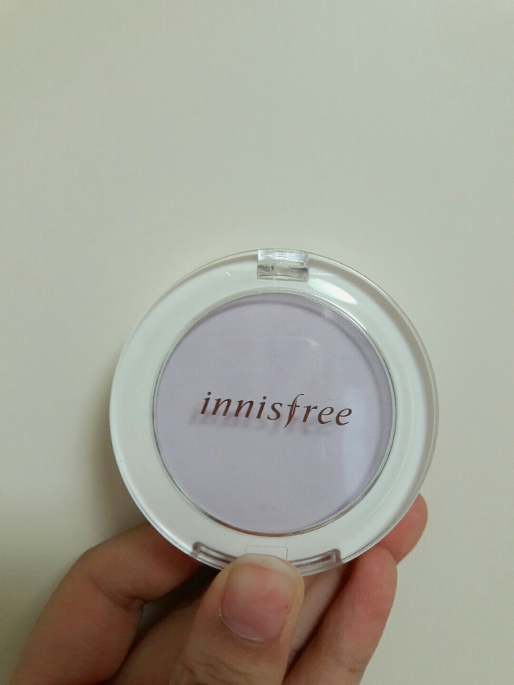 이니스프리 로고가 있고 색이 바로 보이는 심플한 외형이예요