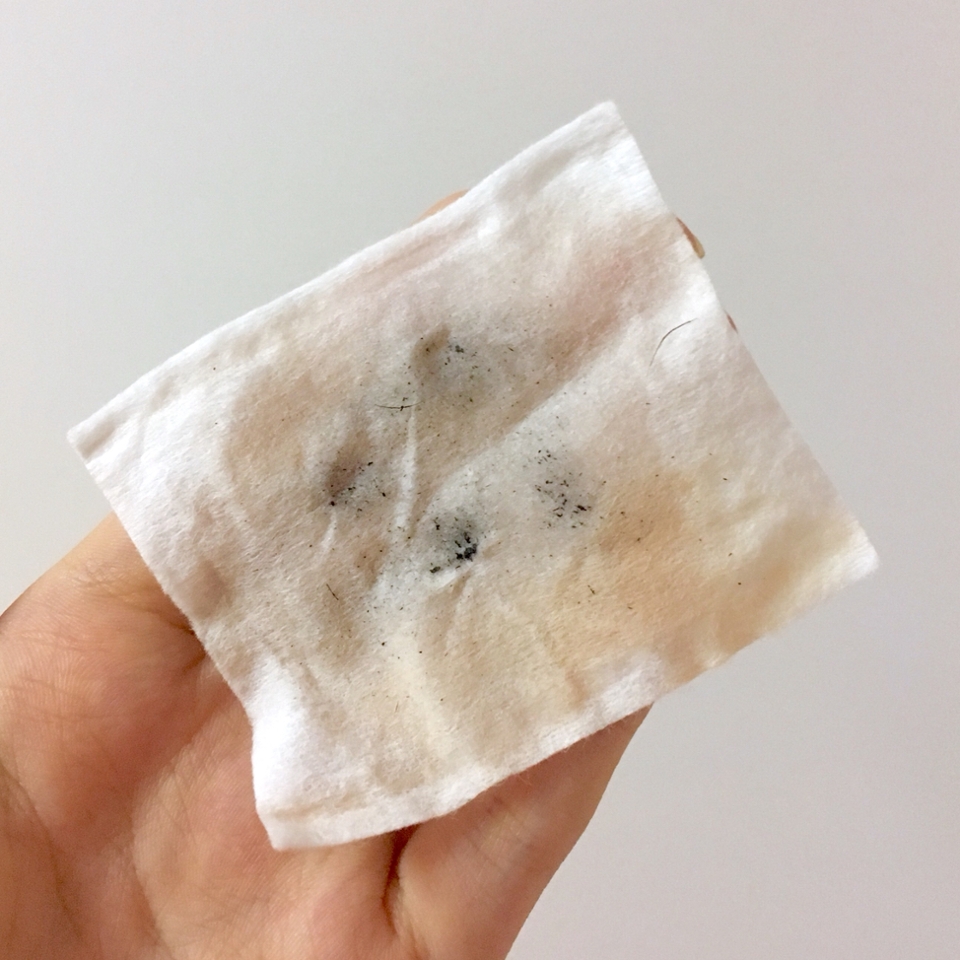 뜯듯이 클렌징 하면 이렇게 됩니다,, 속눈썹이 몇가닥 빠졌네요 ㅠㅠㅠ 안그래도 얼마없는데 너무 슬퍼요 ㅠ 그래서 놀러갈때 아니면 이 마스카라 잘 안하는 편이에요! 