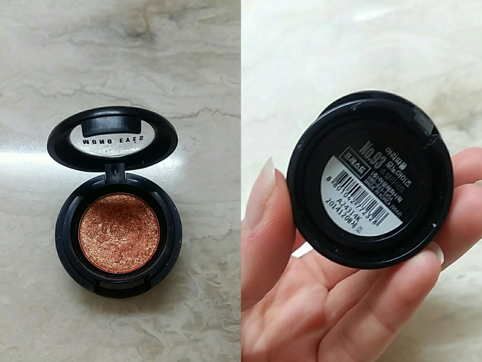 안년히세요!초롱달입니당 !!오늘 바로 이것이 체인지💫할 섀도우입니당 아니 다른모노아이즈는 별로 안그러는데 이 섀도우만 유독 가루뭉침&날림이 심하더라구요ㅜ 그래서 이 섀도우를 변신시켜보겠습니당!