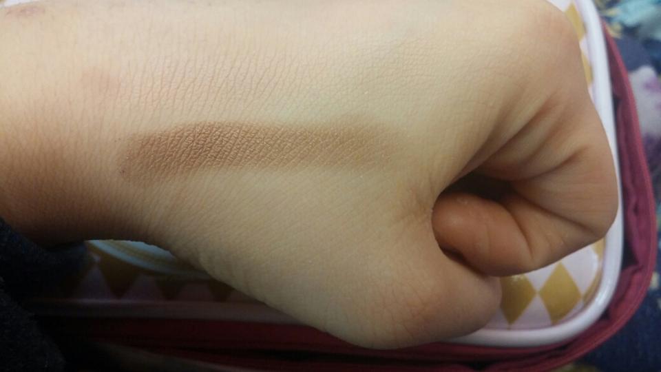 위에 희미하게 보이는 게 러브모드입니다 러브모드는 좀 핑크빛 누드톤이예여 매우 약한 핑크빛 아이디자이너는 펄이 있는 깊은 갈색 좀 세련된 느낌이예요